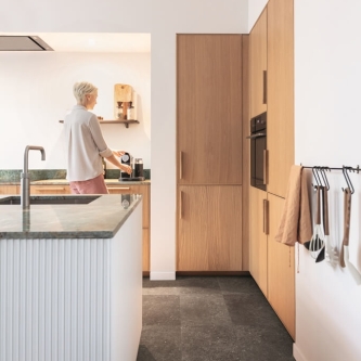 MUS5484_אבן_מינרלית_שחורה